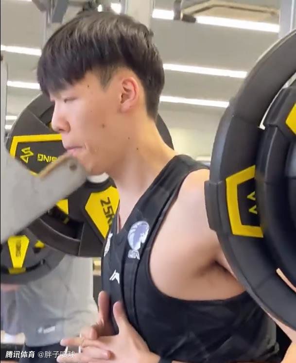 第28分钟，多库过人后内切打门，可惜打到立柱了。